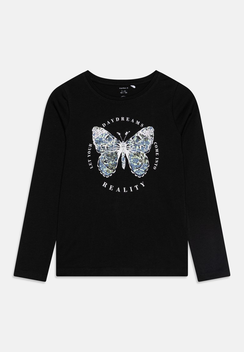 Camiseta negra de manga larga con un gráfico de mariposa de lentejuelas. El texto alrededor de la mariposa dice: "Deja que tus sueños diurnos se conviertan en realidad."