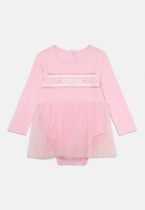 Body de bebé rosa de manga larga con logo "GUESS", rayas horizontales, botones a presión en el escote y la parte inferior, y falda de tul incorporada.
