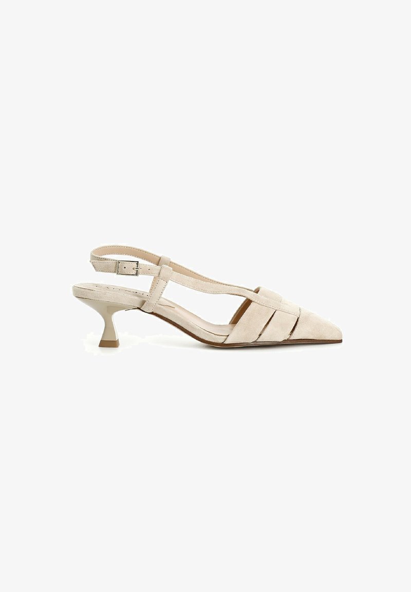 Beige suede ki slingback heel zide, adik punta, phhoti crisscross design, aani kami flared heel. Adjustable ankle strap samavishth aahe.