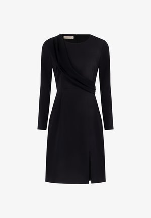 Schwarzes Kleid mit langen Ärmeln, drapierter Halslinie und seitlichem Schlitz. Glattes Material mit figurschmeichelnder Silhouette und Reißverschluss hinten.