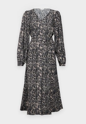 Rochie cu mâneci lungi, cu un model imprimat în piele de șarpe, având decolteu în V, talie strânsă și o fustă fluidă tip A-line în nuanțe de negru și bej.