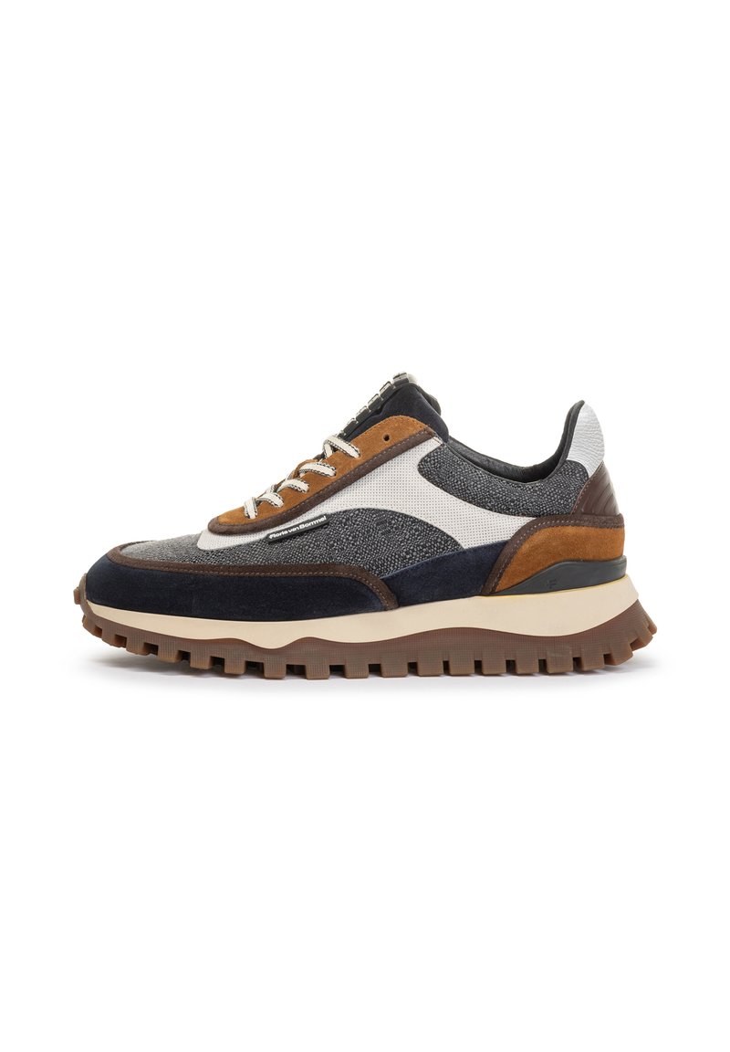 Sneaker sportivo con una combinazione di suede blu navy, pelle marrone e mesh grigio. Presenta una suola in gomma spessa con un motivo rigato e dettagli marroni.