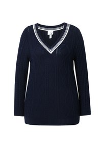 Marineblauer Strickpullover mit V-Ausschnitt, ausgestattet mit einem weißen gestreiften Besatz am Halsausschnitt. Strukturiertes Kabelmuster und lange Ärmel.