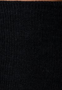 Tessuto a coste nero con una superficie testurizzata, che presenta linee verticali e un materiale morbido e stretch. Adatto per varie applicazioni nella moda.