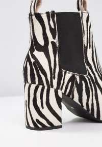 KIOMI Boots à talons - white