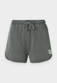 Σκούρα γκρι σορτς με ελαστική μέση, κορδόνι σύσφιξης και ένα μικρό λευκό λογότυπο στο κάτω αριστερό πόδι, εμφανίζονται σε απλό φόντο.