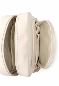 Beżowa torba z miękkiego materiału soft-shell z dwoma zamykanymi na zamek komorami, wewnętrzną podszewką i marszczeniem z jednej strony dla lepszego utrzymania kształtu.