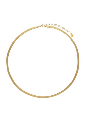 Collier fin en chaîne d'or avec fermoir mousqueton et extension réglable sur fond blanc.