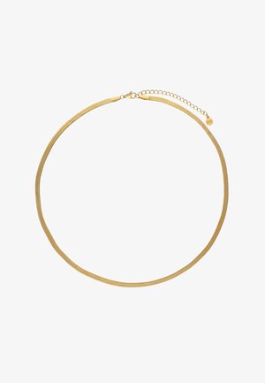 Collier fin en chaîne d'or avec fermoir mousqueton et extension réglable sur fond blanc.