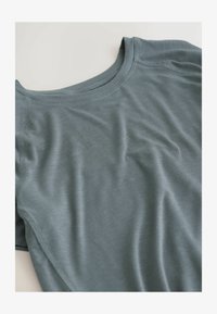 Unselected, charcoal grey