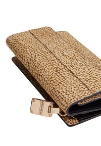 Cartera de crema texturizada con un patrón salpicado en marrón claro, herrajes dorados y un cierre. Presenta un interior negro y un acento de logo en relieve.