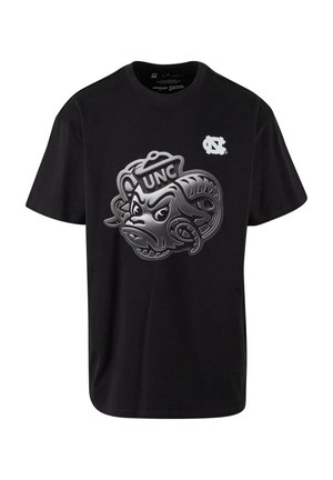Schwarzes kurzärmeliges T-Shirt mit einem auffälligen metallisch grauen UNC-Logo und aggressivem Maskottchen-Design. Klassischer Rundhalsausschnitt.