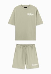 Licht olijfgroene t-shirt en korte broek set gemaakt van zachte stof. Het t-shirt heeft korte mouwen; de shorts hebben een elastische tailleband en logo-detail.