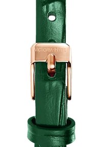 Correa de reloj de cuero verde con una hebilla de oro rosa con el nombre de la marca "VICTORIA HYDE" grabado. Textura suave, múltiples agujeros para ajuste.