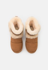 UGG CLASSIC CHILLAPEAK - Botines con plataforma - chestnut
