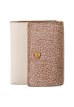 Portafoglio piegato beige e marrone con motivo, dotato di un bottone circolare dorato sulla patta decorata, bordi cuciti e superficie liscia.