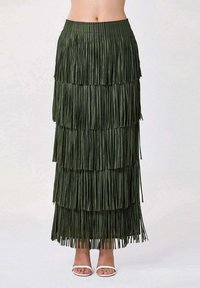 Jupe maxi à franges en vert foncé, fabriquée en tissu texturé, dotée de couches superposées, d'une taille élastique et d'une finition lisse.
