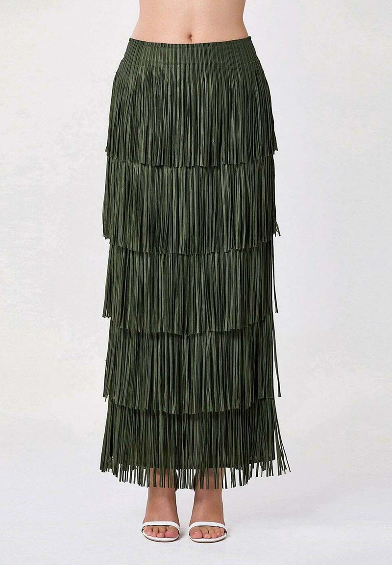 Jupe maxi à franges en vert foncé, fabriquée en tissu texturé, dotée de couches superposées, d'une taille élastique et d'une finition lisse.