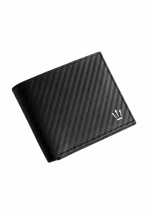 Portefeuille en fibre de carbone noire présentant une forme rectangulaire, une texture lisse et un petit logo argenté en accent sur le devant.