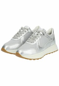 Sneaker metalliche argento con upper testurizzato, accenti grigi e suola in gomma. Presentano lacci piatti e un colletto imbottito per il comfort.