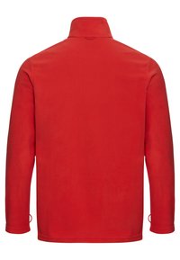 Polaire rouge à col haut. Comprend des manches longues et une texture lisse. Aucun motif ni détail matériel visible.