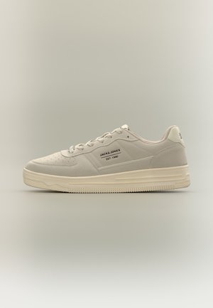 Baskets basses blanches avec lacets, bout perforé et logo "Jack & Jones Est. 1990" sur le côté et la languette du talon.