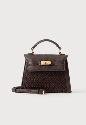 Sac à main en cuir marron foncé avec poignée supérieure, panneau avant tissé, fermoir doré à tourniquet et bandoulière amovible sur fond uni.