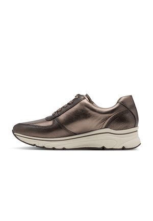 Chaussure de sport en bronze avec une tige en cuir lisse, design à lacets, col rembourré et une semelle blanche contrastante avec des accents texturés.