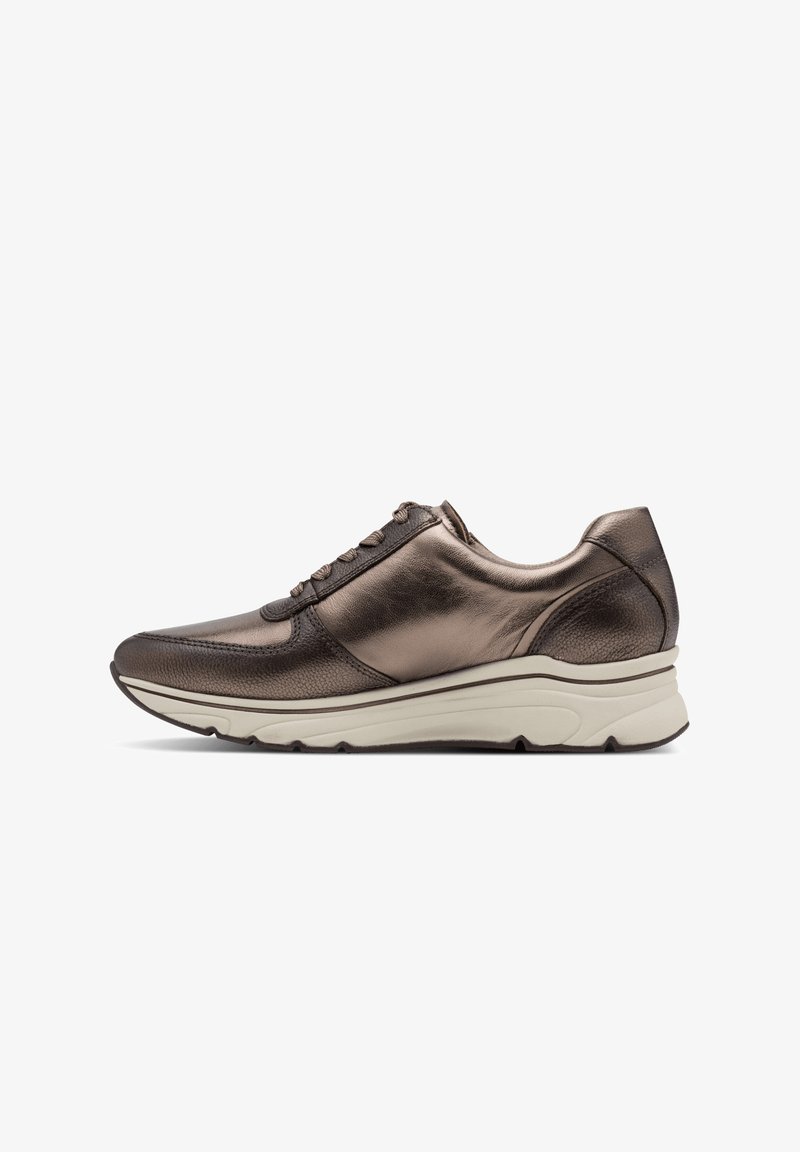Bronzene Sportschuh mit einem glatten Lederobermaterial, Schnürdesign, gepolstertem Kragen und einer kontrastierenden weißen Sohle mit strukturierten Akzenten.