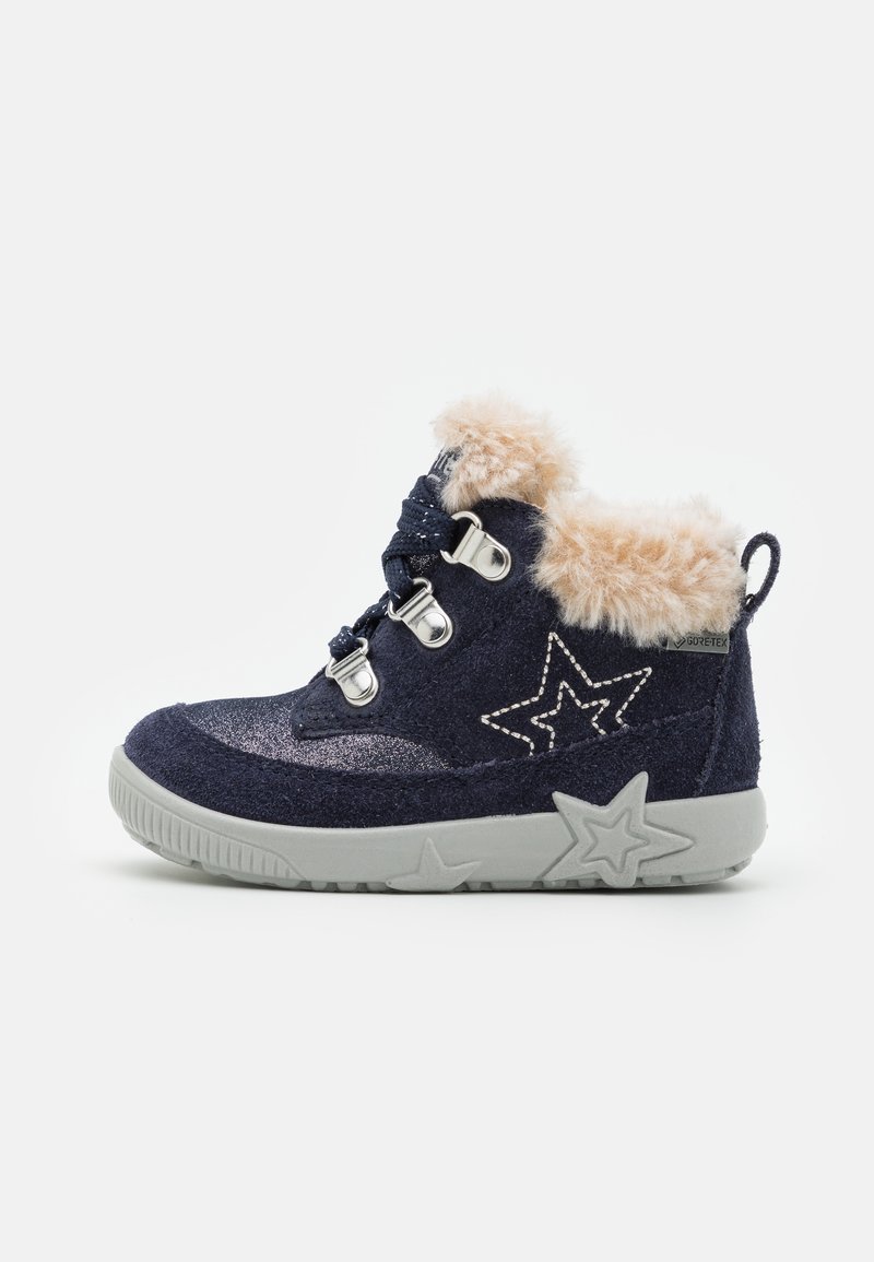 Bottes cheville en daim bleu marine avec col en fourrure beige, accents d'étoiles argentées, semelle en caoutchouc grise et œillets métalliques pour les lacets.