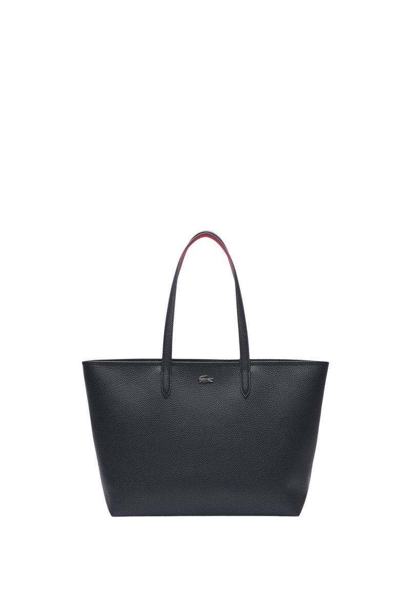 Borsa tote in pelle nera con texture liscia, dotata di due manici lunghi, un interno spazioso e una foderatura in accentuazione rossa. Include un dettaglio con il logo.