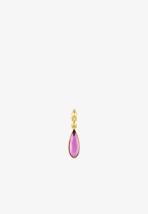 Orecchino d'oro con pendente a goccia di pietra preziosa viola sfaccettata appesa a un piccolo gancio rotondo in oro.