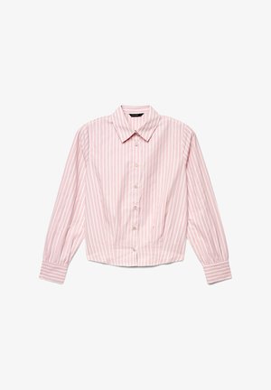 Blouse rose à manches longues avec rayures verticales blanches, fermeture boutonnée à l'avant, col pointu et poignets ajustés.