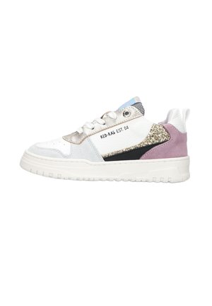 Witte sneaker met roze suède hiel, gouden glitterdetail, zwarte streep, witte veters en de tekst "RED-RAG EST. 04" aan de zijkant.