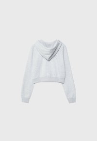 Sudadera gris recortada con una textura suave, capucha y puños acanalados. Presenta un diseño simple sin patrones ni acentos.