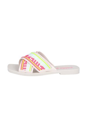 Sandalia plana con abertura en los dedos y tiras de tela cruzadas en rosa, blanco, amarillo y verde neón sobre una suela y plantilla beige.