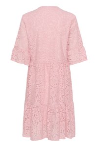 Rosa spetsklänning med rund halsringning, lager på lager nederdel och ärmlängd med volanger. Har blommönster i hela tyget.