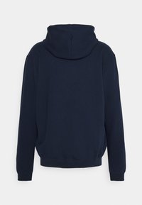 Sudadera con capucha de color azul marino, de corte relajado, con puños y dobladillo acanalados, que presenta una textura suave y sin logotipos ni patrones visibles.
