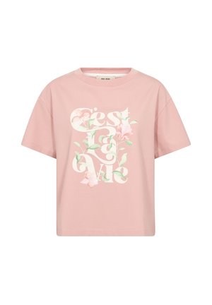 Roze T-shirt met korte mouwen en de tekst "C'est la vie" in wit, versierd met zachte roze bloemen en groene bladeren aan de voorkant.