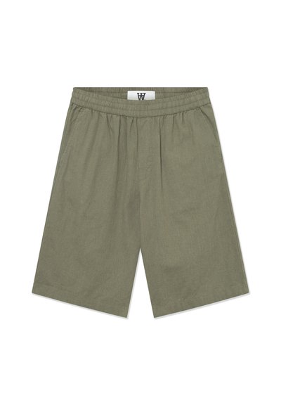 Șorturi de culoare verde oliv, fabricate dintr-un material ușor. Au un brâu elastic și o croială lejeră, cu o textură netedă și fără buzunare vizibile.