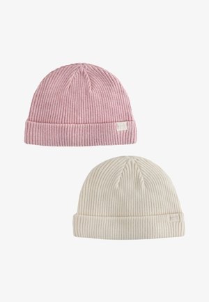 To ribstrikkede hue, en lyserød og en off-white, hver med opbukket kant og lille label på siden.