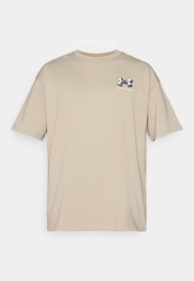 T-shirt a maniche corte color beige chiaro, realizzato in cotone. Presenta un piccolo logo Under Armour blu e grigio sul lato sinistro del petto.