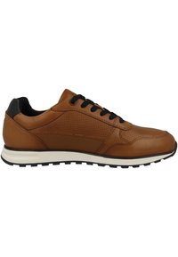 Baskets en cuir brun avec une finition texturée, lacets noirs, semelle intermédiaire blanche et accent de talon noir uni. Détail perforé sur le côté inclus.