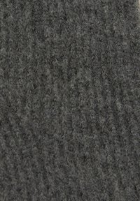 Gebreid grijs stof met een fijne, textuurpatroon. Het oppervlak lijkt zacht met een licht fuzzy afwerking, bestaande uit in elkaar verweven vezels.