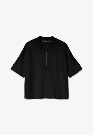 Crna polo majica kratkih rukava s velikim ovratnikom i zatvaranjem na patentni zatvarač sprijeda. Tkanina ima glatku teksturu i ležeran kroj.