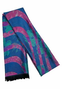 Écharpe à motifs bleus et roses avec des accents verts, présentant de larges rayures et un ourlet frangé. Fabriquée à partir d'un tissu texturé.