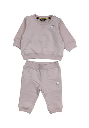 Lyse lilla todelt sæt til småbørn med langærmet sweatshirt og matchende bukser, begge med små brandlogo-patches.