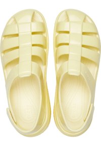 Żółte plastikowe sandały o otwartym fasonie, z grubymi paskami i teksturowaną wkładką. Styl wsuwany z zaokrąglonymi krawędziami i gładkim wykończeniem.