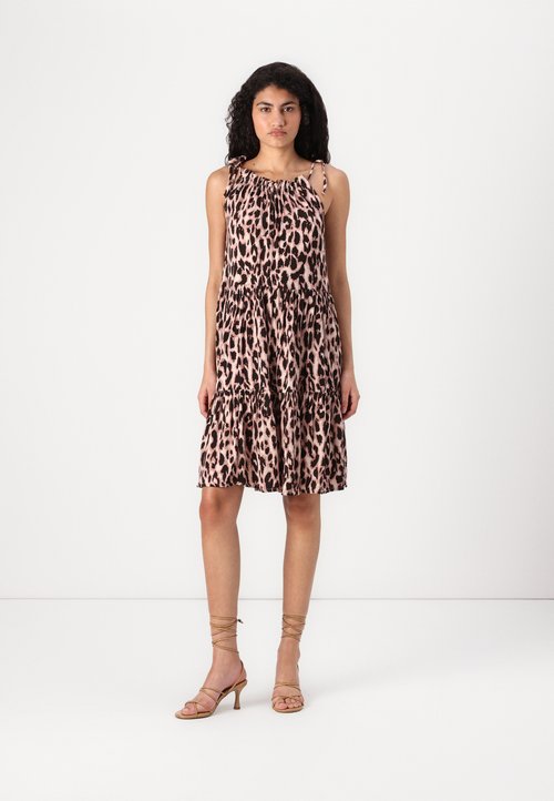 Zoe and her Faustine sleeveless cotton dress Salambo