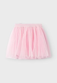 Jupe en tulle rose avec des couches, taille élastique et texture douce. Le design présente un tissu transparent qui crée un look léger et aérien.